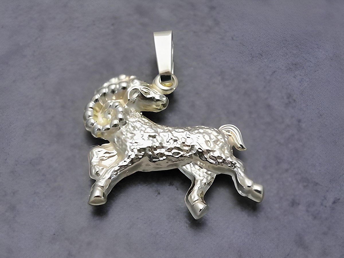 Anhängermotiv Sternzeichen Widder in gold, plastisch gestaltet, vom Hersteller Juwelier Harnisch, elegant und detailreich. Ideal für eine stilvolle Präsentation im Onlineshop.