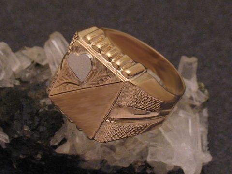 Goldring in bicolor mit Herzmotiv aus Gold 333, Größe 61, von Juwelier Harnisch, ausgefallenes Design, elegant und romantisch, ideal für besondere Anlässe.