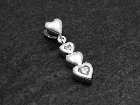 Herz an Herz Zirkonia Anhänger aus 925 Sterling Silber mit drei ineinander hängenden Herzchen, die mit funkelnden Zirkonia verziert sind, Hersteller Juwelier Harnisch, ideal als Geschenk.