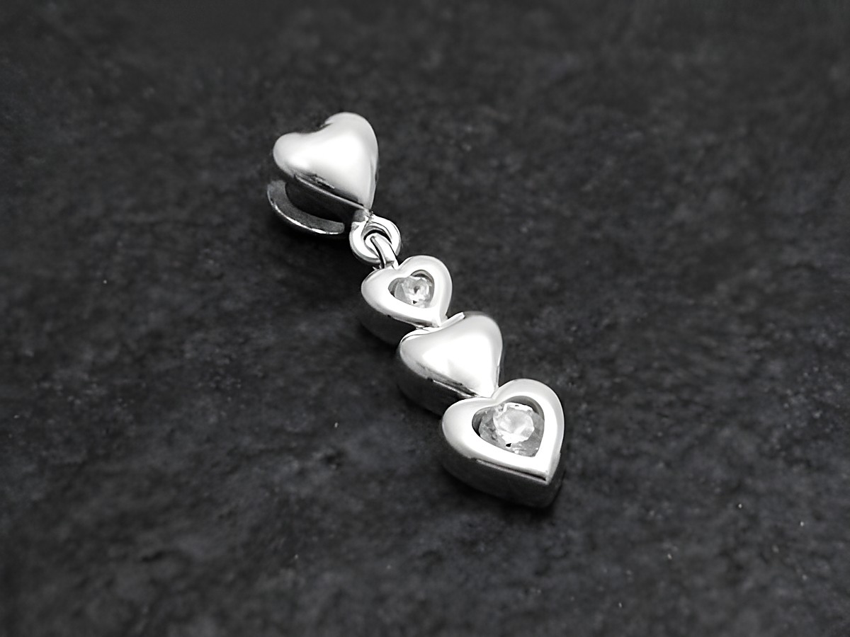 Herz an Herz Zirkonia Anhänger aus 925 Sterling Silber mit drei ineinander hängenden Herzchen, die mit funkelnden Zirkonia verziert sind, Hersteller Juwelier Harnisch, ideal als Geschenk.