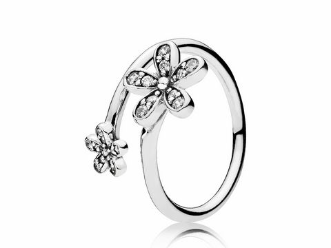 Silberner Ring von Pandora mit glanzvollen Gänseblümchen-Design in Größe 56. Die floral gestalteten Blüten sind mit funkelnden Steinen besetzt und verleihen dem Ring Eleganz.