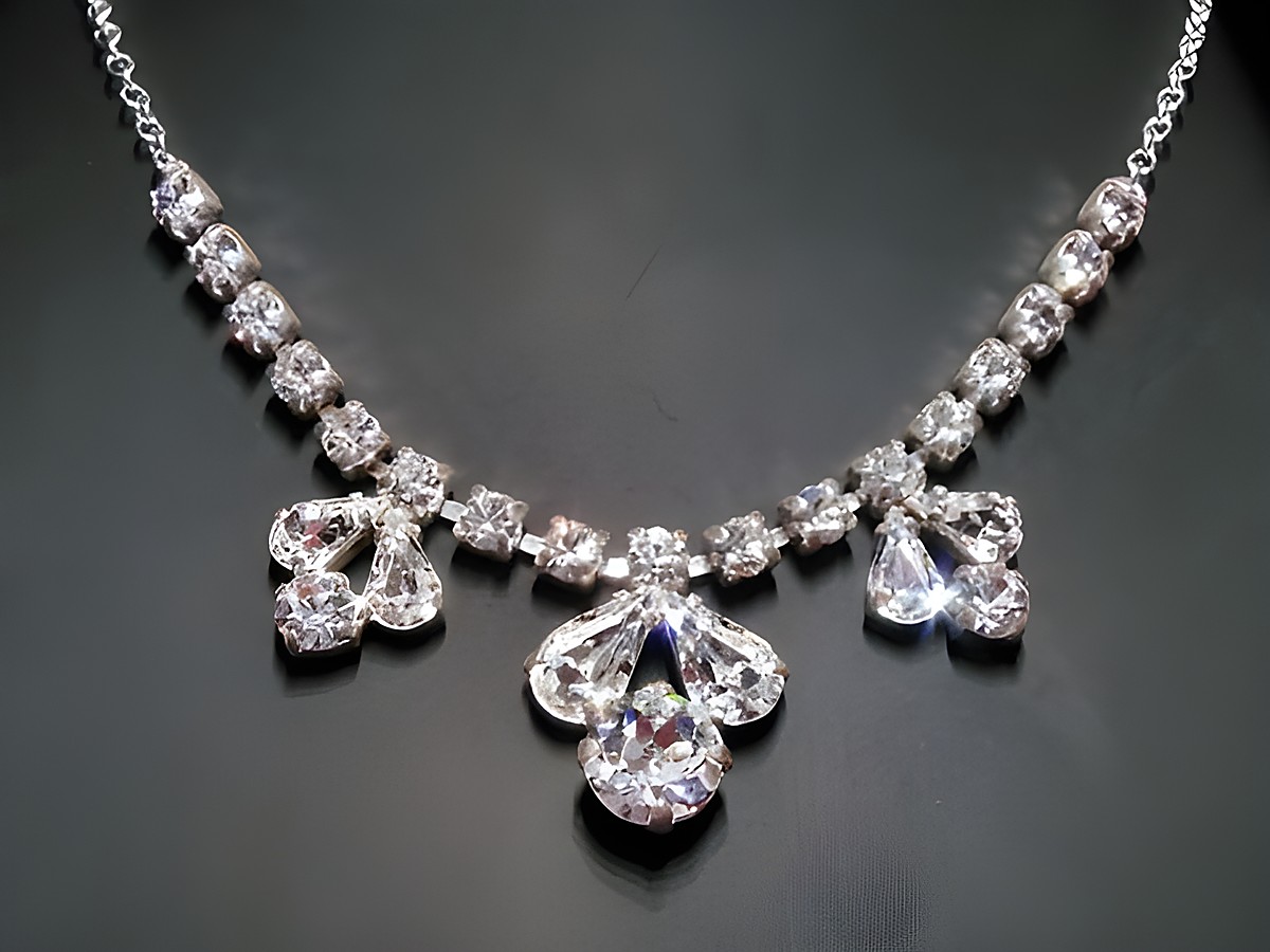Strass Kette in noblem Design aus Strassschmuck mit Sterling Silber von Juwelier Harnisch, Länge 38-45 cm, silberfarbene Akzente und funkelnde Steine, ideal für elegante Anlässe.