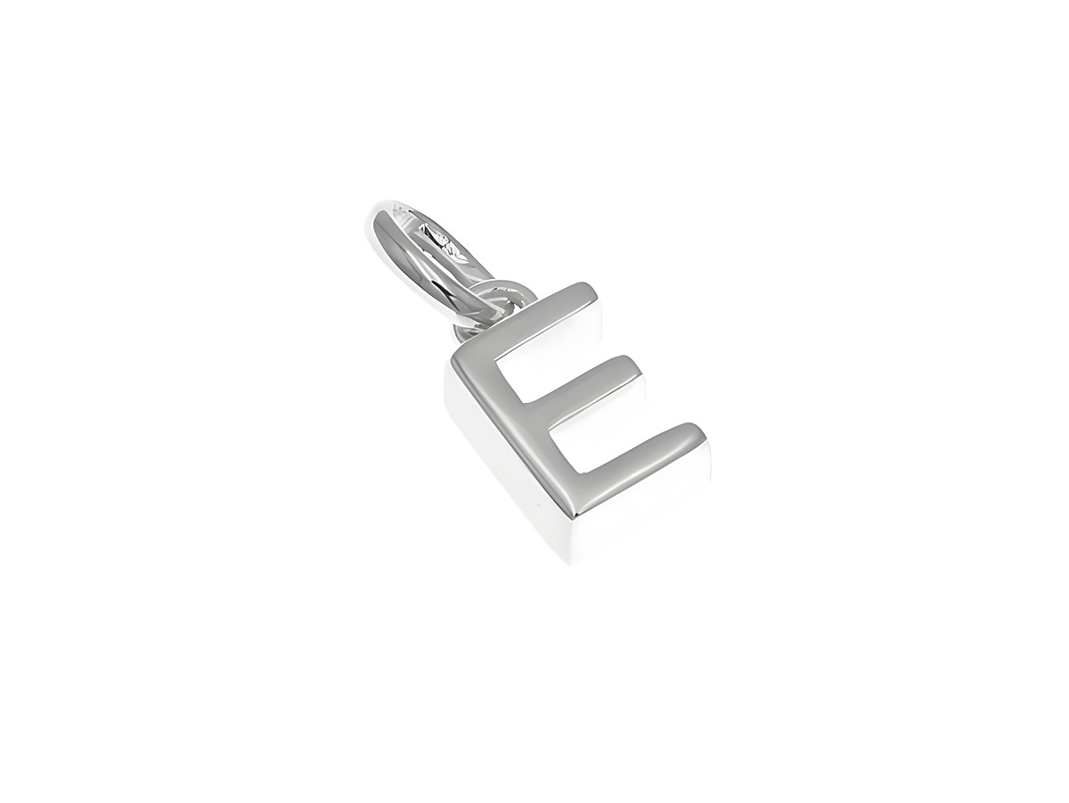 Ein Anhänger aus poliertem Sterling Silber in Form des Buchstabens E, hergestellt von Juwelier Harnisch, glänzend und modern gestaltet.