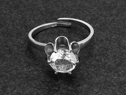 Silberring mit verstellbarem Band und einem großen, in der Mitte sitzenden Bergkristall, rhodiniert, Hersteller Juwelier Harnisch.