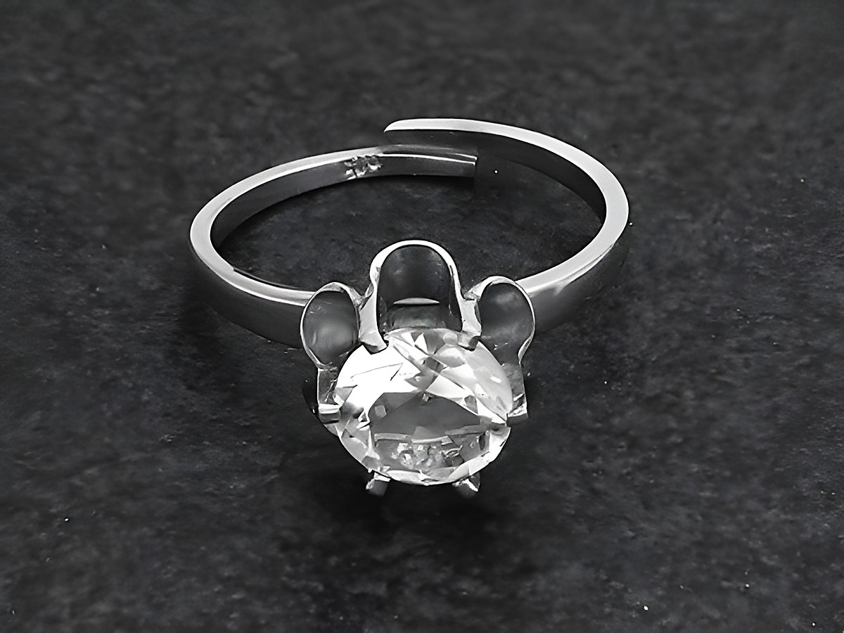 Silberring mit verstellbarem Band und einem großen, in der Mitte sitzenden Bergkristall, rhodiniert, Hersteller Juwelier Harnisch.