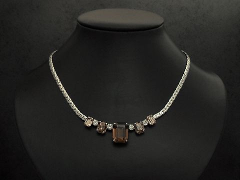 Strass Collier Kette elegant in Braunmix 41,5-45 cm, mit silberfarbener Fassung, von Juwelier Harnisch, featuring funkelnde Strasssteine in unterschiedlichen Größen.