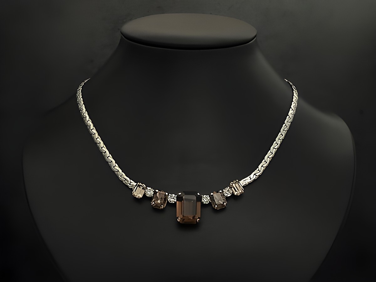 Strass Collier Kette elegant in Braunmix 41,5-45 cm, mit silberfarbener Fassung, von Juwelier Harnisch, featuring funkelnde Strasssteine in unterschiedlichen Größen.