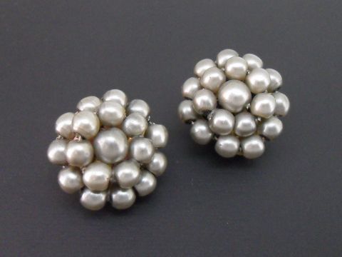 Ohrclip in grau Perlentraum mit goldfarbenen Elementen und synthetischen Zuchtperlen, hergestellt von Juwelier Harnisch, elegantes Accessoire für besondere Anlässe.