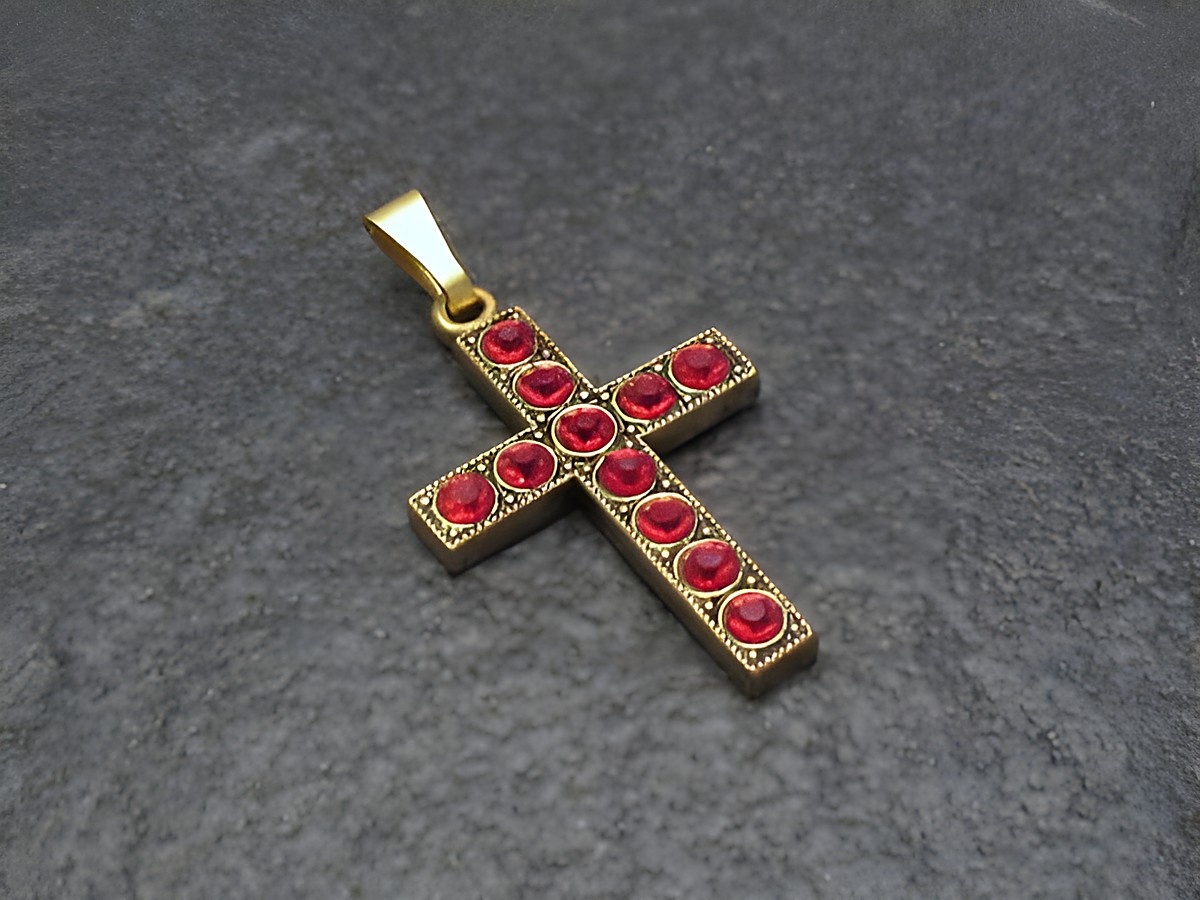 Roter Strass Anhänger im sexy City Look in Form eines Kreuzes, Hersteller Juwelier Harnisch, verziert mit funkelnden roten Strasssteinen, ideal für modische Akzente.