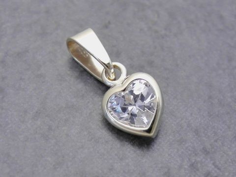 Herzanhänger aus Gold mit weißem Zirkonia Stein, hergestellt von Juwelier Harnisch, Perlen & Steine, niedlich und elegant, ideal als Schmuckstück für besondere Anlässe.