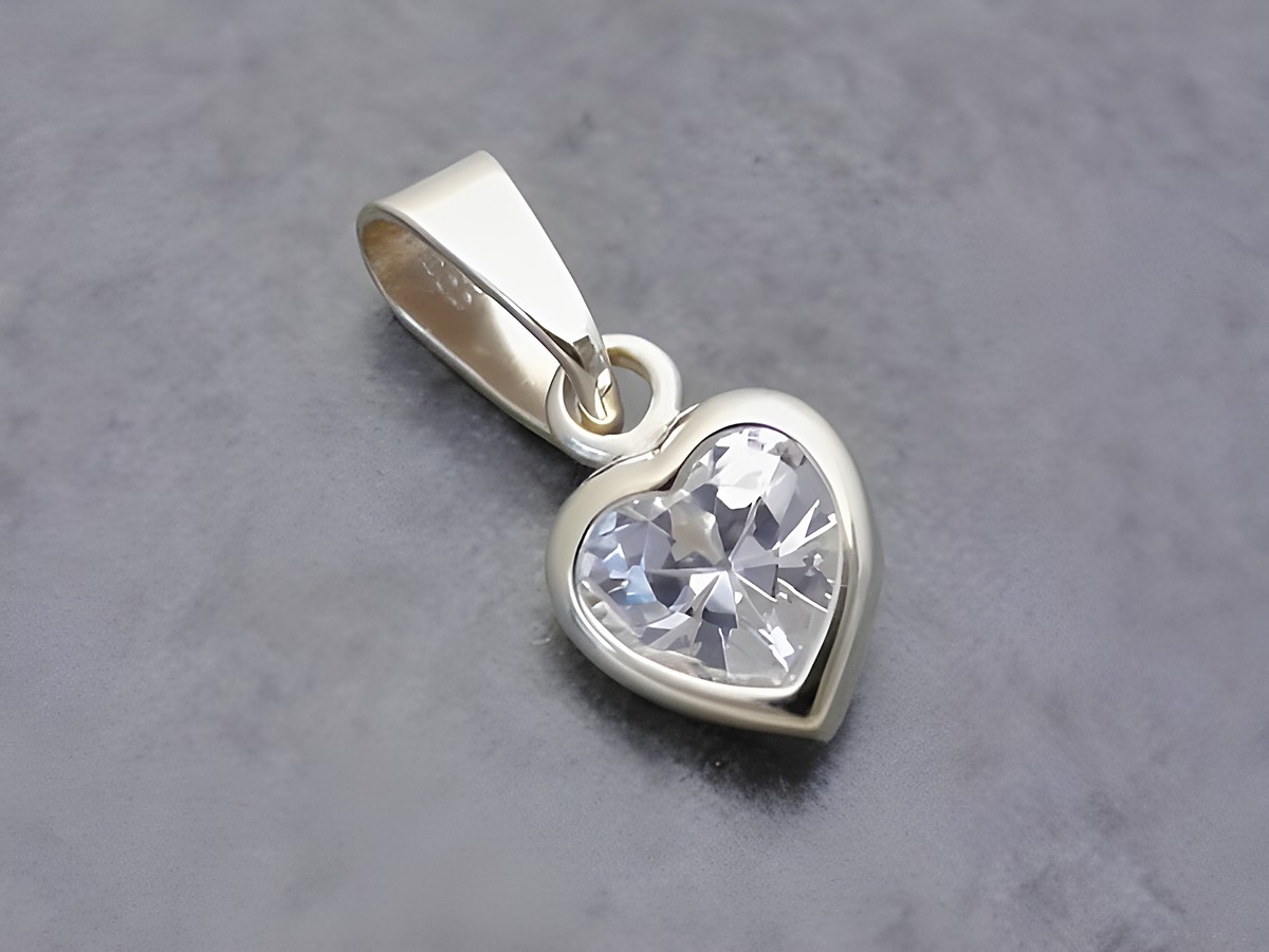 Herzanhänger aus Gold mit weißem Zirkonia Stein, hergestellt von Juwelier Harnisch, Perlen & Steine, niedlich und elegant, ideal als Schmuckstück für besondere Anlässe.