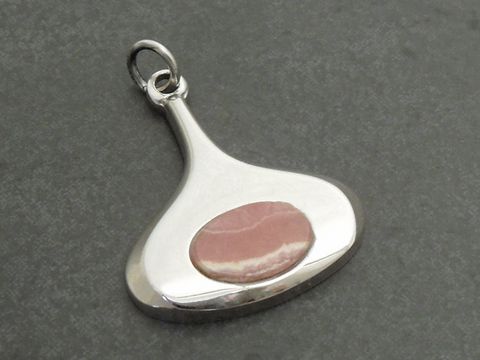 Retro Silber Anhänger mit rhodiniertem Finish und einem ovalen Rhodochrosit-Einsatz, in modernen und eleganten Linien, hergestellt von Juwelier Harnisch.