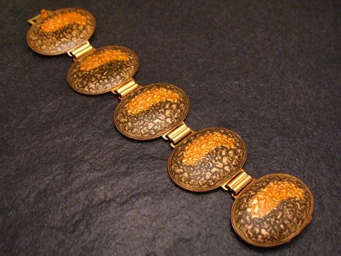 60961-0 Armband 19 cm SAFARI gelb-gold aus Emaille, vergoldet, mit geschwungenen Mustern. Elegantes Design ideal für modische Akzente. Hersteller Juwelier Harnisch, Emaille Armbänder.