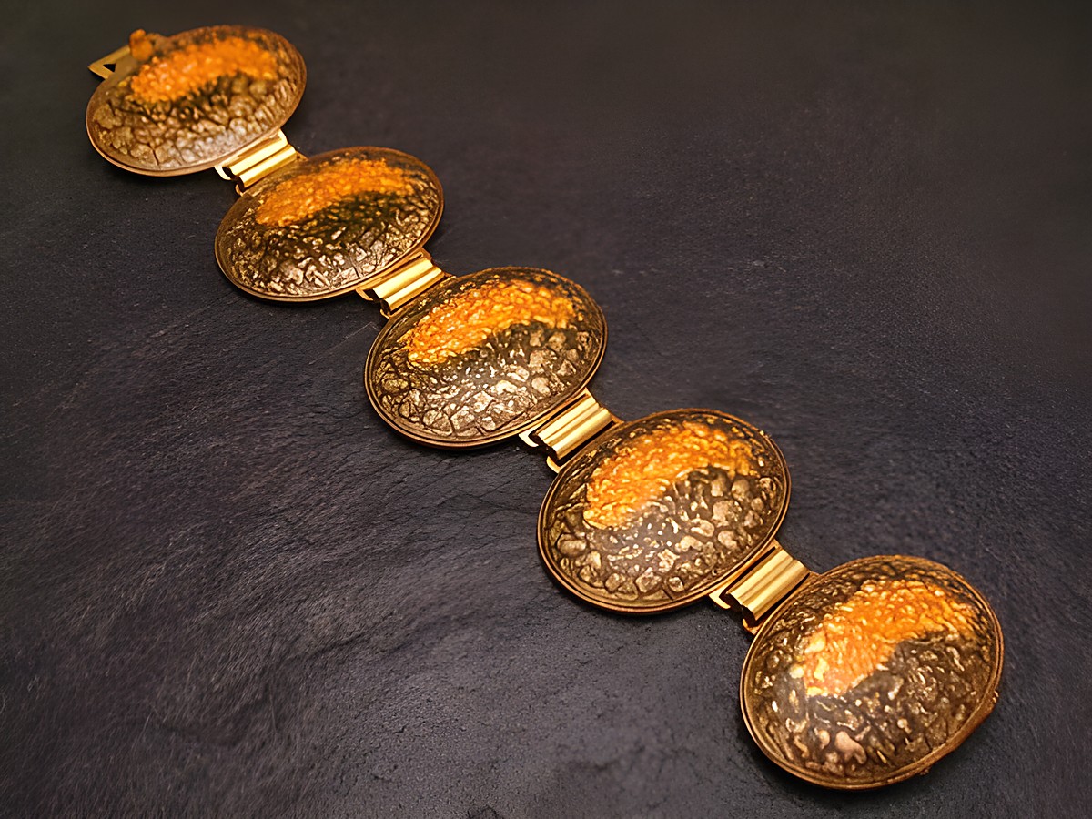 Armband 19 cm SAFARI gelb-gold aus Emaille, vergoldet, mit geschwungenen Mustern. Elegantes Design ideal für modische Akzente. Hersteller Juwelier Harnisch, Emaille Armbänder.