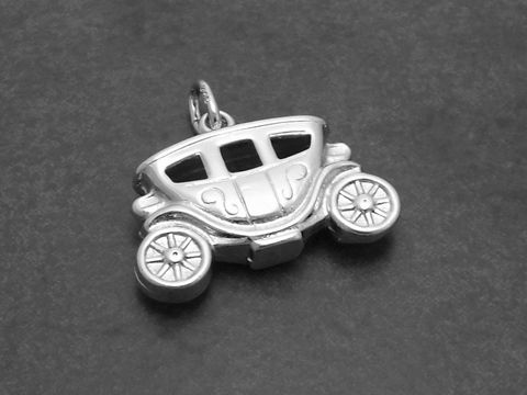 Silber Anhänger in Form einer klassischen Kutsche, stilvoll und elegant, Hersteller Juwelier Harnisch, ideal für Liebhaber von Fahrzeugen.