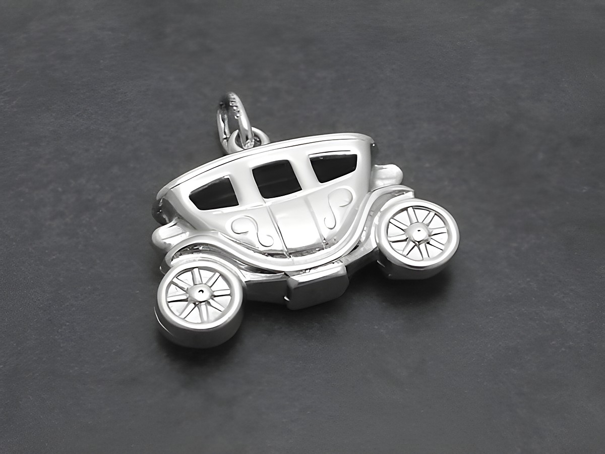 Silber Anhänger in Form einer klassischen Kutsche, stilvoll und elegant, Hersteller Juwelier Harnisch, ideal für Liebhaber von Fahrzeugen.