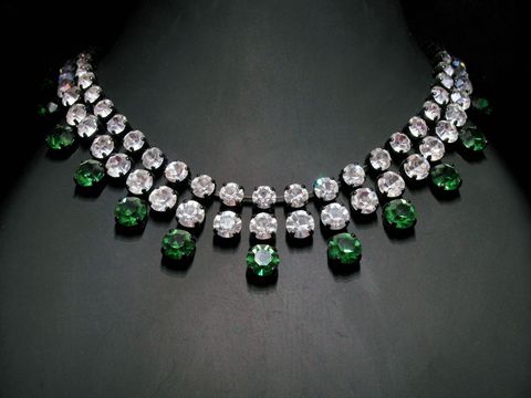 Pompöse Strass Kette in weiß und grün, verziert mit funkelndem Strassschmuck, Längenverstellbar von 41,5 bis 45 cm, Fassung schwarz, Hersteller Juwelier Harnisch.