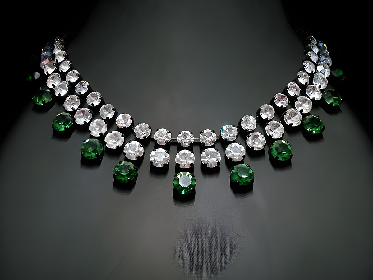 Pompöse Strass Kette in weiß und grün, verziert mit funkelndem Strassschmuck, Längenverstellbar von 41,5 bis 45 cm, Fassung schwarz, Hersteller Juwelier Harnisch.