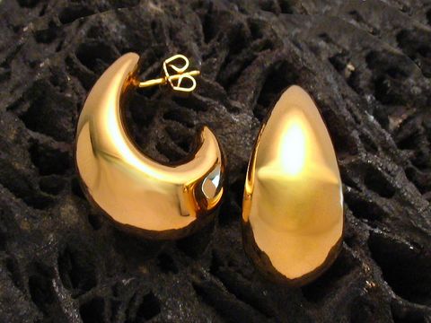 Elegante Ohrringe aus Gold 750, feminine Form, Hersteller Juwelier Harnisch, ausgefallenes Design, perfekt für besondere Anlässe oder den täglichen Gebrauch.