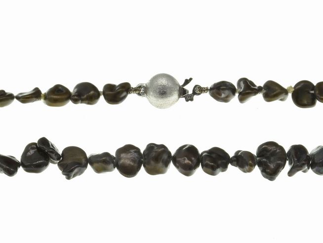 Perlenkette aus Süßwasser-Zuchtperlen mit einer Größe von 6-6,5 mm in Braun, Länge 41 cm, mit Silberverschluss, Hersteller Juwelier Harnisch, ideal für einen eleganten Look.