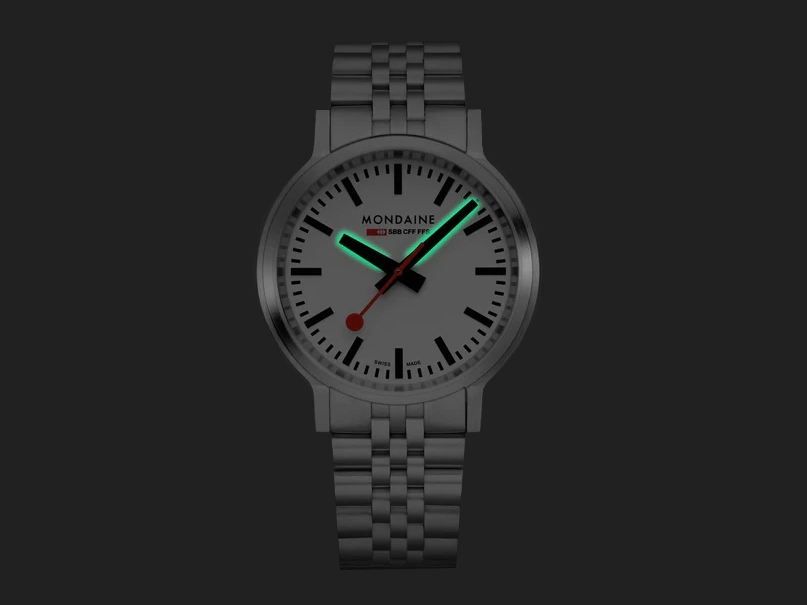 Mondaine Uhr MST.4101B.SJ.1 Backlight Limited Edition in Edelstahl mit einem Durchmesser von 41 mm, zeigt ein minimalistisches Zifferblatt mit rot und grün leuchtenden Elementen.