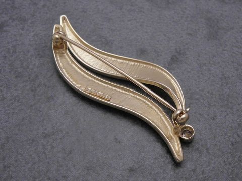 Gold Brosche - geschwungen - Gold 333 - Zirkonia - Anstecknadel, Hersteller: Juwelier Harnisch, Broschen, elegante Form mit glänzender Oberfläche und funkelndem Zirkonia.