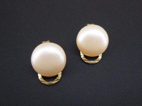 71777-0 Ohrclip in hellrosa mit zeitlosem Design und goldfarbenem Element, ausgestattet mit synthetischer Zuchtperle vom Hersteller Juwelier Harnisch. Ideal für jeden Anlass.