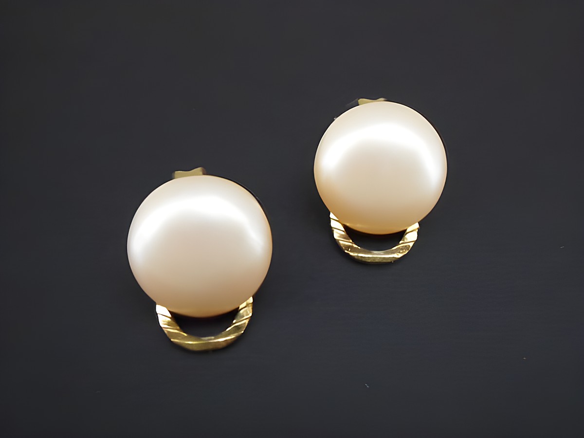 Ohrclip in hellrosa mit zeitlosem Design und goldfarbenem Element, ausgestattet mit synthetischer Zuchtperle vom Hersteller Juwelier Harnisch. Ideal für jeden Anlass.