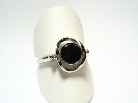 Feiner Designer Silber Ring rhodiniert mit schwarzem Onyx, Hersteller Juwelier Harnisch, verstellbare Ringe, elegant präsentiert auf einem Schmuckdisplay.