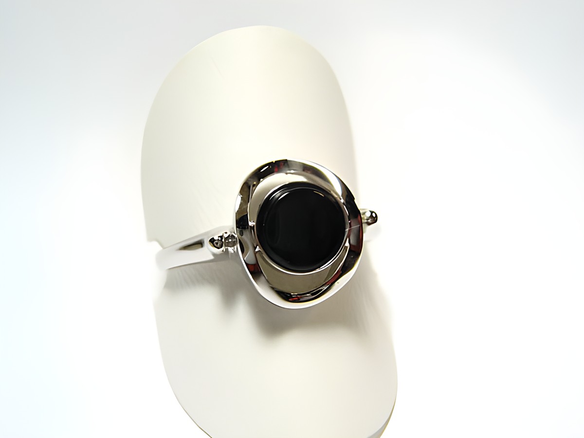Feiner Designer Silber Ring rhodiniert mit schwarzem Onyx, Hersteller Juwelier Harnisch, verstellbare Ringe, elegant präsentiert auf einem Schmuckdisplay.
