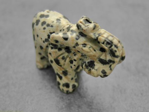Grauschwarz-braune Elefant Steinfigur aus Achat stehend, gefertigt von Juwelier Harnisch, als Glücksbringer geeignet, detailreich gearbeitet.