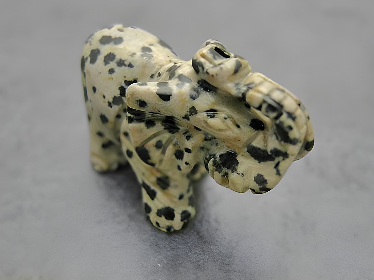 Grauschwarz-braune Elefant Steinfigur aus Achat stehend, gefertigt von Juwelier Harnisch, als Glücksbringer geeignet, detailreich gearbeitet.