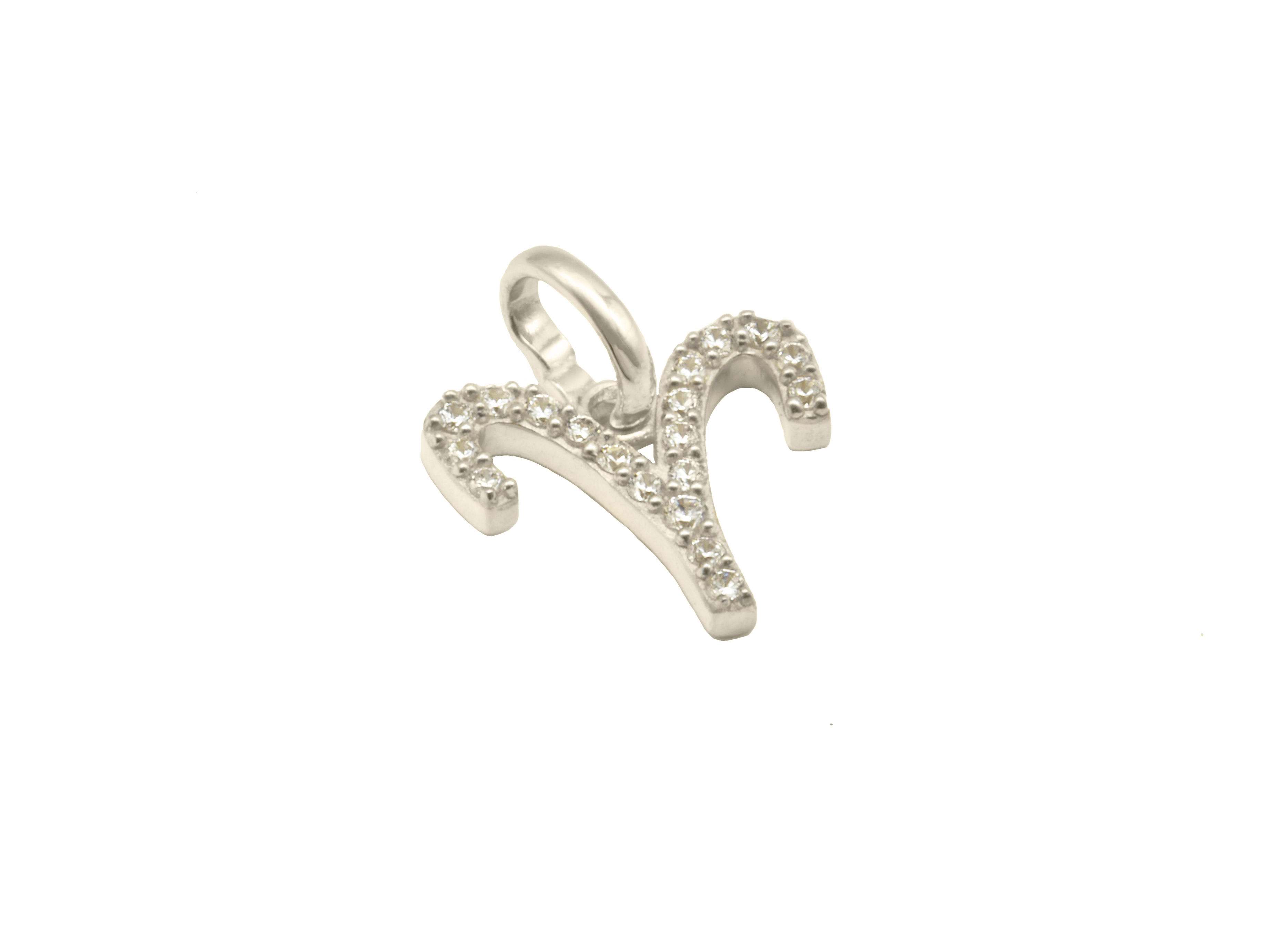 Ein eleganter Anhänger des Sternzeichens Widder aus poliertem Sterling Silber 925, rhodiniert und mit funkelnden Zirkonia Steinen verziert, hergestellt von Juwelier Harnisch.