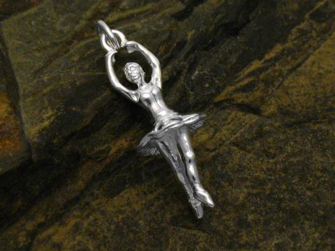 Ballerina tanzende Pirouette Anhänger aus Sterling Silber, filigrane Verarbeitung, Hersteller Juwelier Harnisch, ideal als elegantes Schmuckstück oder Geschenk.