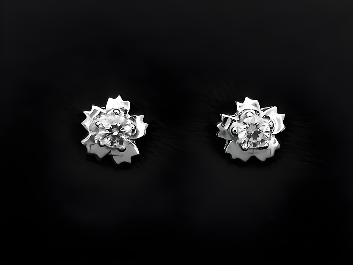Silber Ohrringe in Blumenform mit Zirkonia, rhodiniert und filigran, als Ohrstecker vom Hersteller Juwelier Harnisch. Elegantes Design mit funkelnden Steinen.