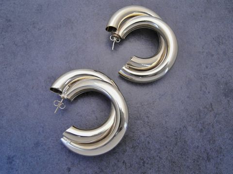Goldfarbene Rundohrringe aus Modeschmuck von Juwelier Harnisch, elegant geformt, ideal für stilvolle Akzente, inklusive Ear Cuffs für einen modischen Look.