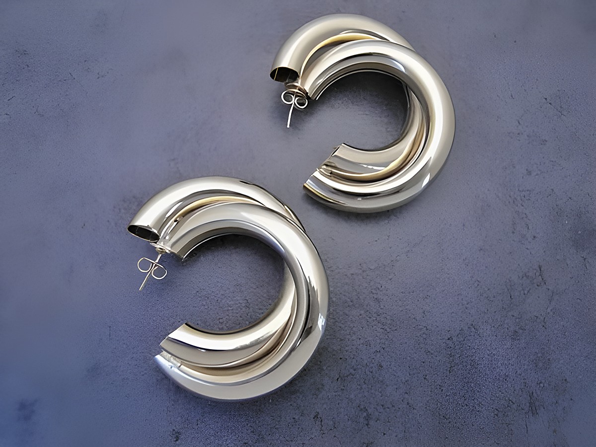Goldfarbene Rundohrringe aus Modeschmuck von Juwelier Harnisch, elegant geformt, ideal für stilvolle Akzente, inklusive Ear Cuffs für einen modischen Look.