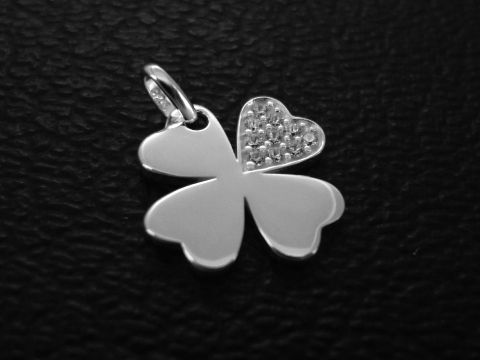 Silber Anhänger Kleeblatt Glücksbringer poliert mit Zirkonia, hergestellt von Juwelier Harnisch, symbolisiert Glück und Hoffnung. Ideal als Geschenk oder persönlicher Glücksbringer.