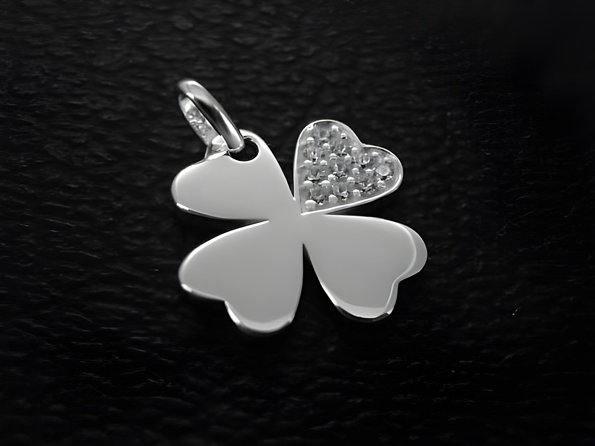 Silber Anhänger Kleeblatt Glücksbringer poliert mit Zirkonia, hergestellt von Juwelier Harnisch, symbolisiert Glück und Hoffnung. Ideal als Geschenk oder persönlicher Glücksbringer.