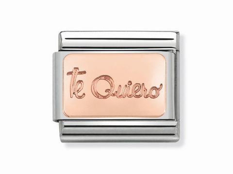 Schmuckelement von Nomination mit dem Schriftzug Te Quiero in Roségold auf einer silbernen Grundfläche, ein elegantes und romantisches Accessoire für persönliche Botschaften.