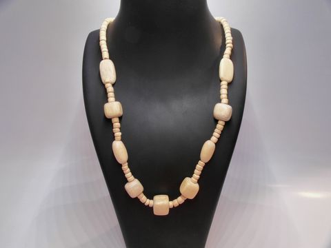 Holzkette Multiform 15 mm naturbraun 60 cm von Juwelier Harnisch, mit verschiedenen Holzperlen in naturbrauner Farbe, elegant präsentiert auf einer Schmuckpuppe.