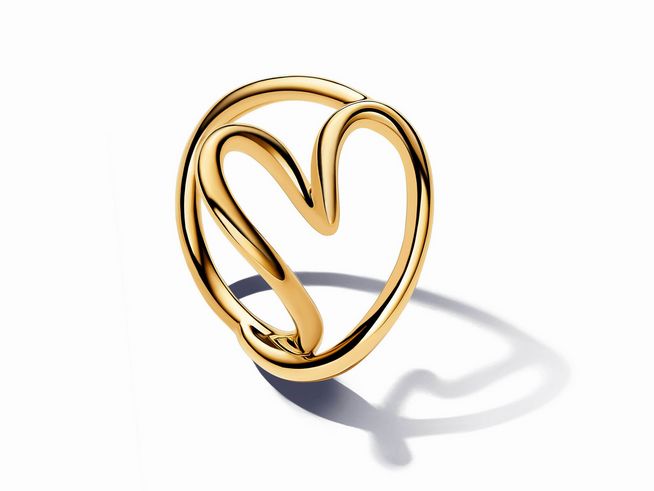 Organisch geformter Herzring aus vergoldetem Material in Gelbgold von Pandora in Größe 56. Der Ring hat eine geschwungene Form und ein modernes Design, ideal für Schmuckliebhaber.