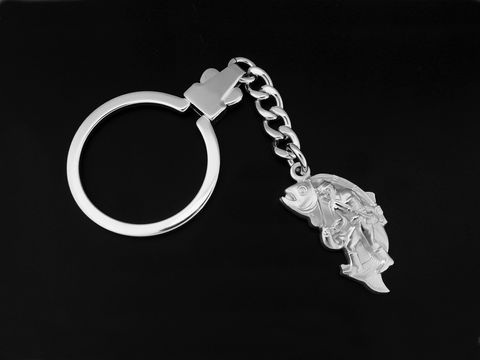 Schlüsselanhänger Angler auf Fisch aus rhodiniertem Sterlingsilber, ideal als Geschenkidee, hochwertig gefertigt von Juwelier Harnisch, echtes Silber.