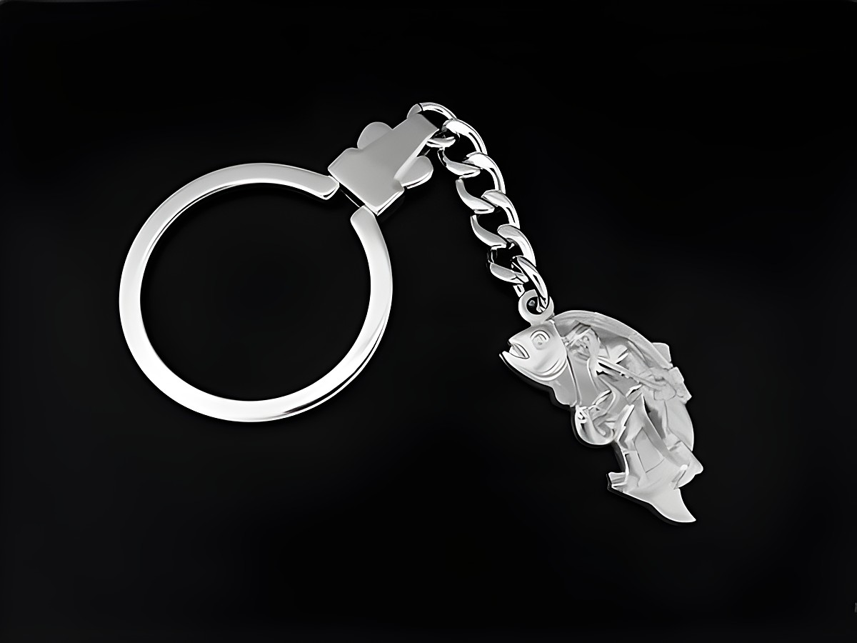 Schlüsselanhänger Angler auf Fisch aus rhodiniertem Sterlingsilber, ideal als Geschenkidee, hochwertig gefertigt von Juwelier Harnisch, echtes Silber.