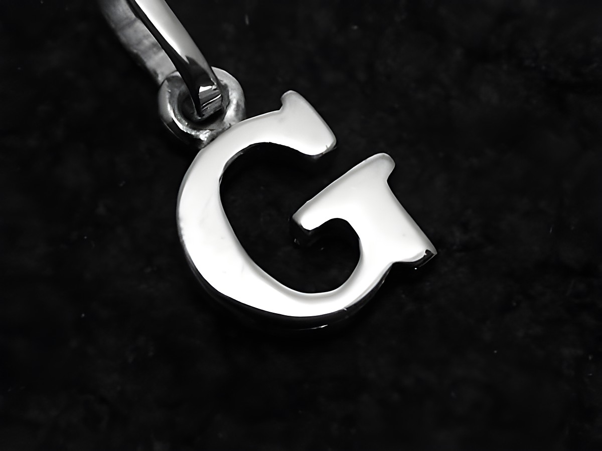 925 Sterling Silber rhodinierter Buchstabenanhänger G vom Hersteller Juwelier Harnisch, elegant und zeitlos, ideal als persönliches Geschenk oder modisches Accessoire.