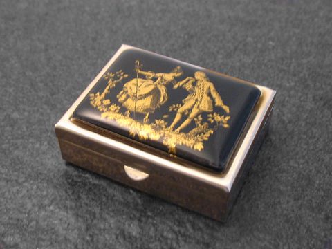 Multifunktionale Dose mit schwarzer Einlage und goldfarbenem Aufdruck, Hersteller Juwelier Harnisch, ohne Stein, zeigt eine dekorative Darstellung von Figuren in einer klassischen Szenerie.