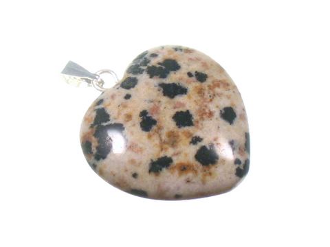 Dalmatiner Jaspis Steinherz als Anhänger mit glänzender Oberfläche, ideal für Kinder, gefertigt von Juwelier Harnisch, mit verschiedenen Edelsteinen, attraktives Design für Schmuckliebhaber.