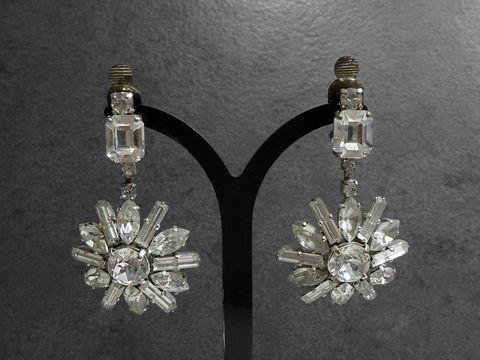 Strass Ohrclips in grazil weißem Design, funkeln elegant mit glitzerndem Strass Schmuck, Hersteller: Juwelier Harnisch, Ohrhänger in traumhafter Optik.