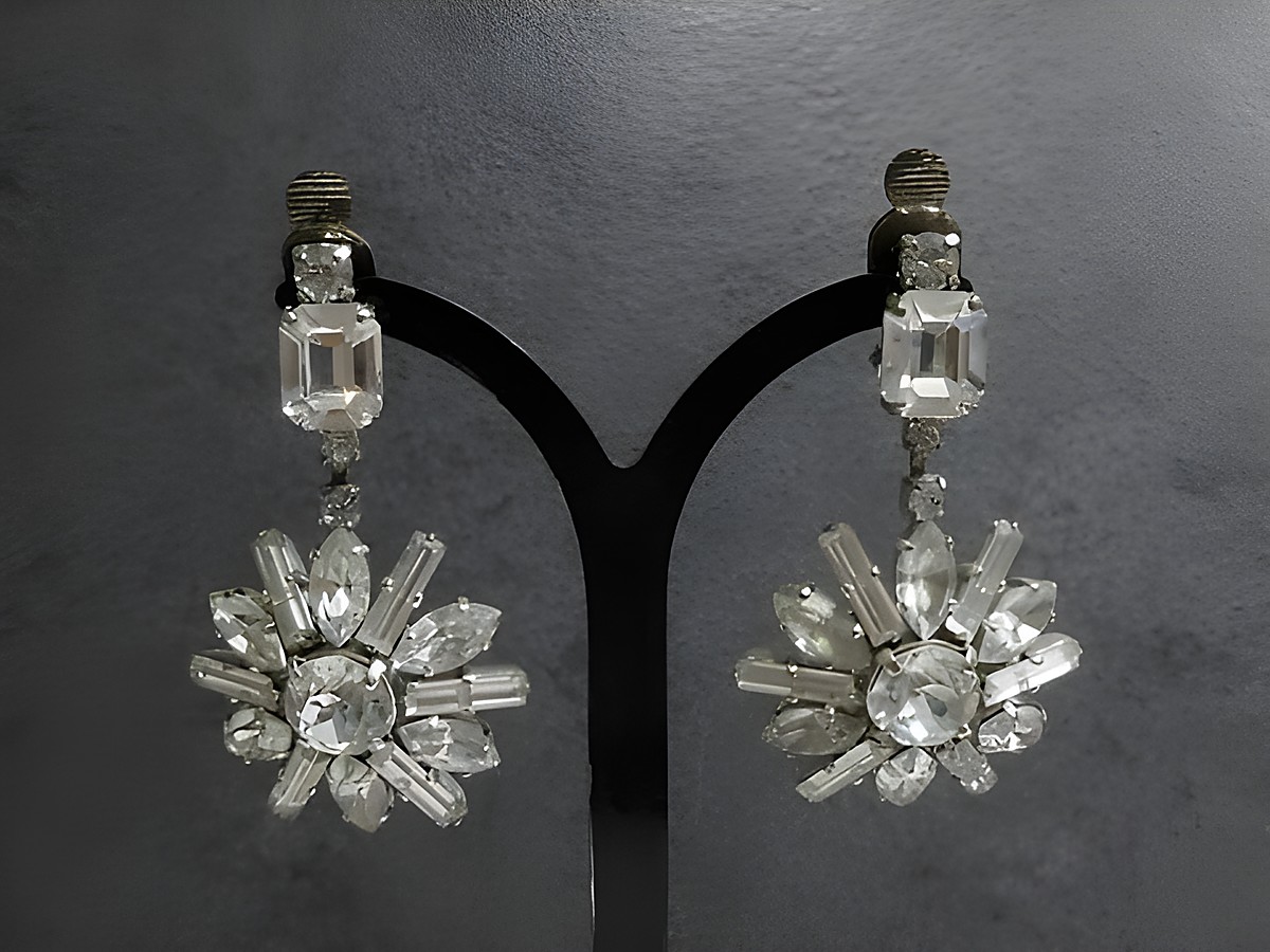 Strass Ohrclips in grazil weißem Design, funkeln elegant mit glitzerndem Strass Schmuck, Hersteller: Juwelier Harnisch, Ohrhänger in traumhafter Optik.