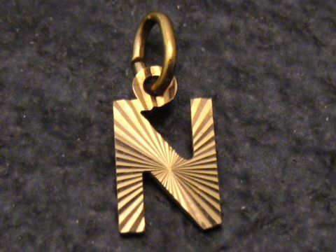 Gold 333 Druck Buchstaben Anhänger mit dem Buchstaben N, schlichtes Design, Hersteller Juwelier Harnisch, gemustert mit radiären Linien.